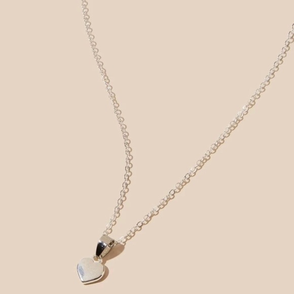 3/$30 🤍 Heart Pendant Necklace - Picture 1 of 3